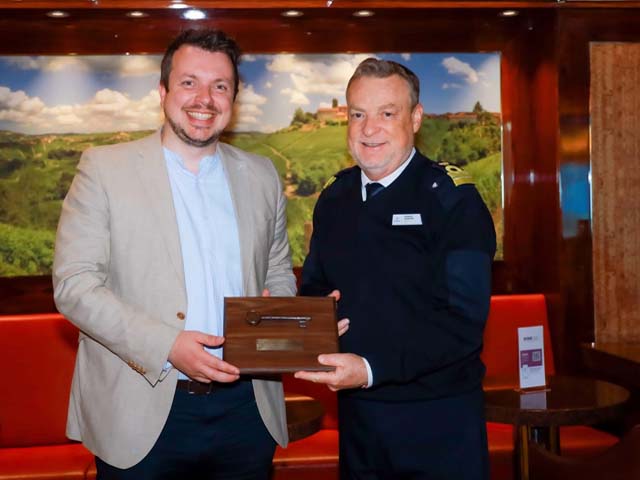 Key & Plaque ceremonie tijdens Maiden Call Rotterdam